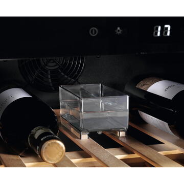 Racitor de vinuri Incorporabil Electrolux EWUS020B5B, 20 sticle, Rafturi lemn, Control electronic, Clasa G, H 82 cm, Negru